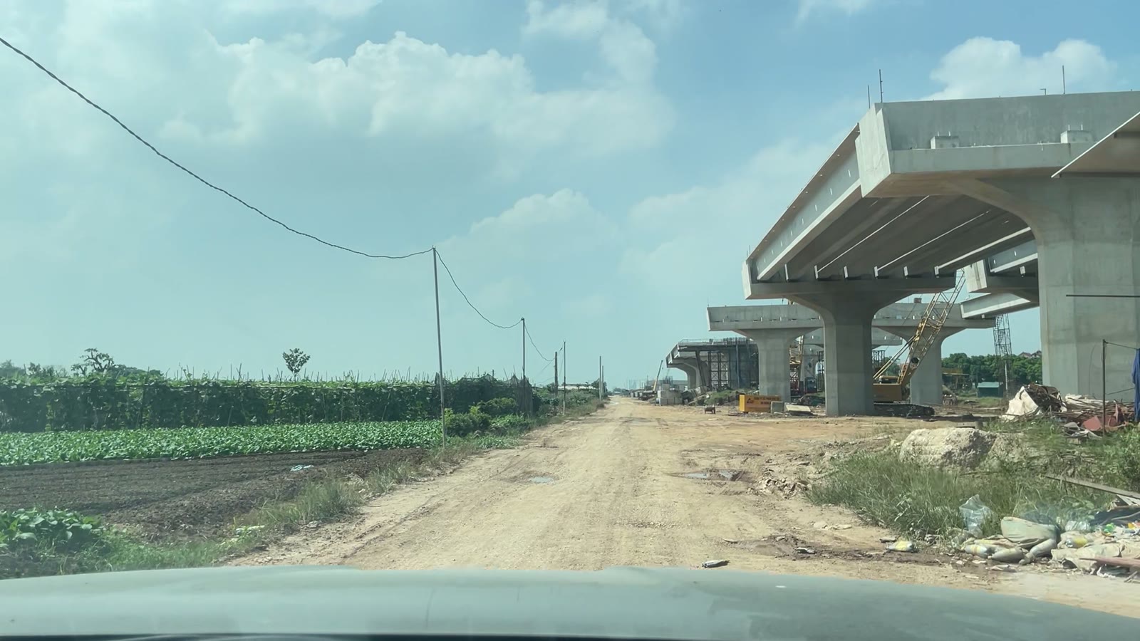 Cầu dẫn cầu Ngọc Hồi phía Văn Giang đã lên trụ và dầm giữa bãi đất đang san lấp