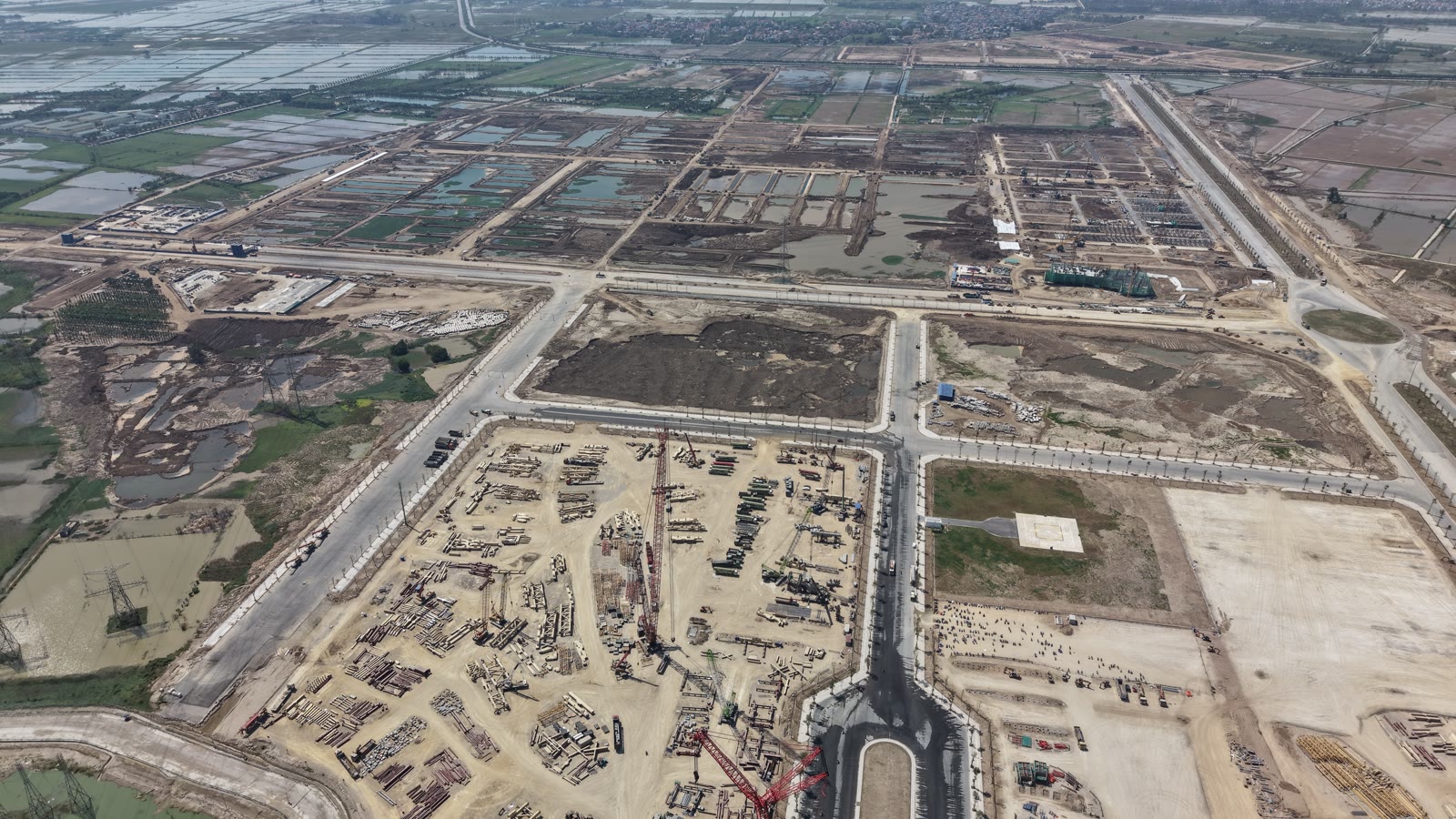 Đường nội bộ phân khu B Vinhomes Olympic kẻ thành ô vuông, đất đã san phẳng, khu đang làm móng