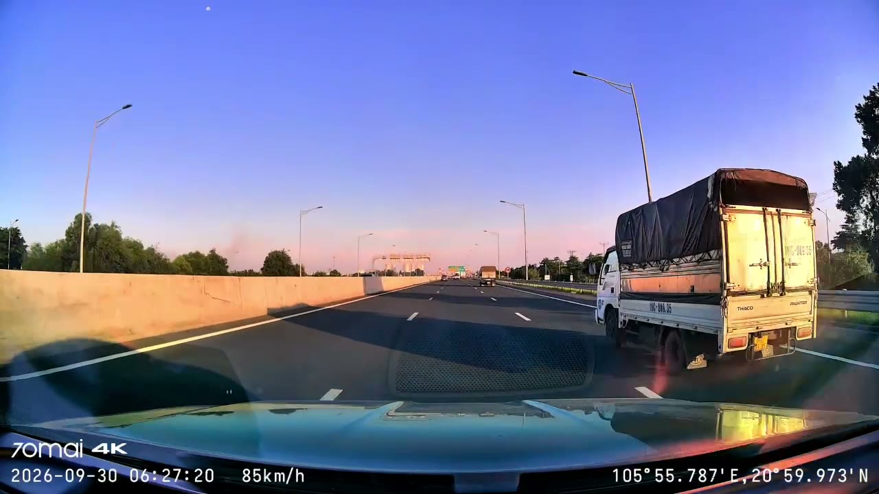 Ô tô chạy trên đường trên cao lúc sáng sớm, đường thông thoáng, nhìn từ camera hành trình