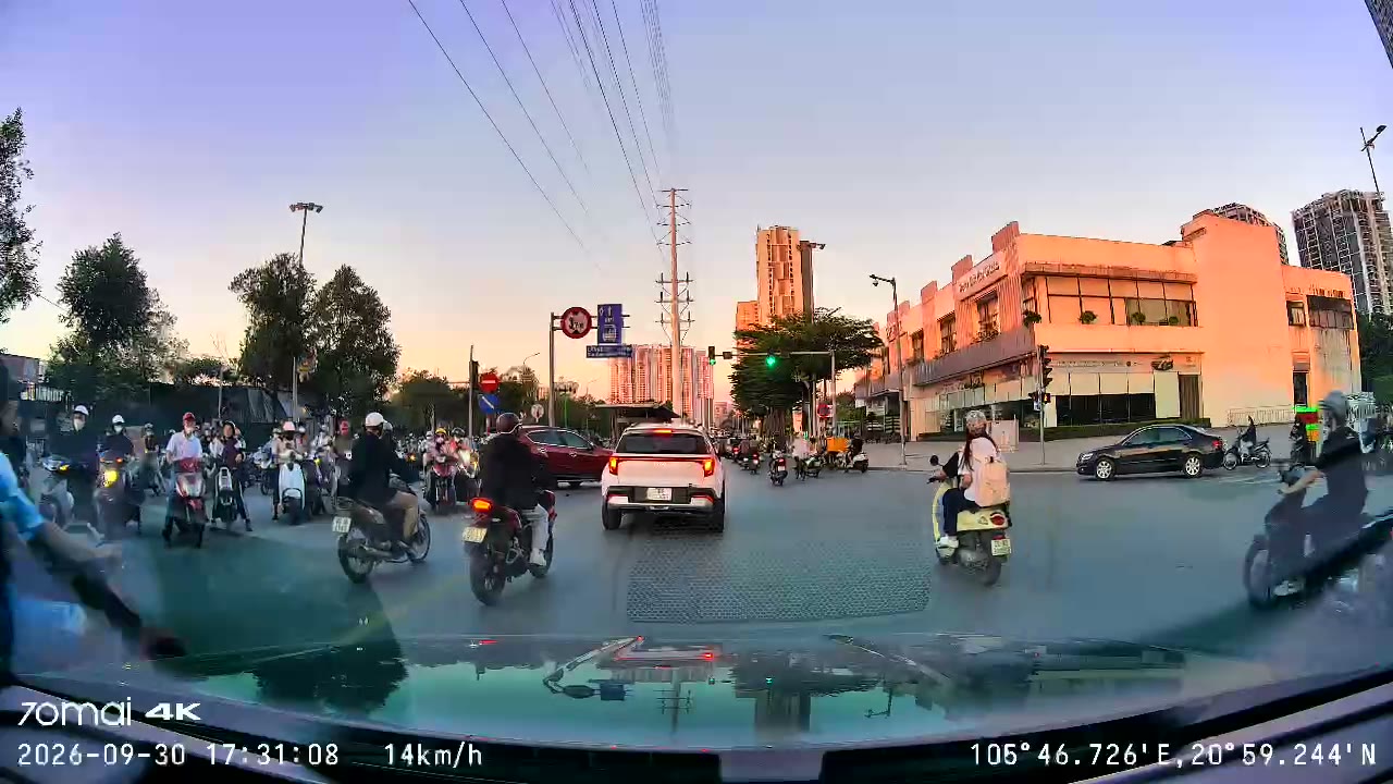 Ngã tư trong phố Hà Nội đông xe máy và ô tô giờ cao điểm, nhìn từ camera hành trình